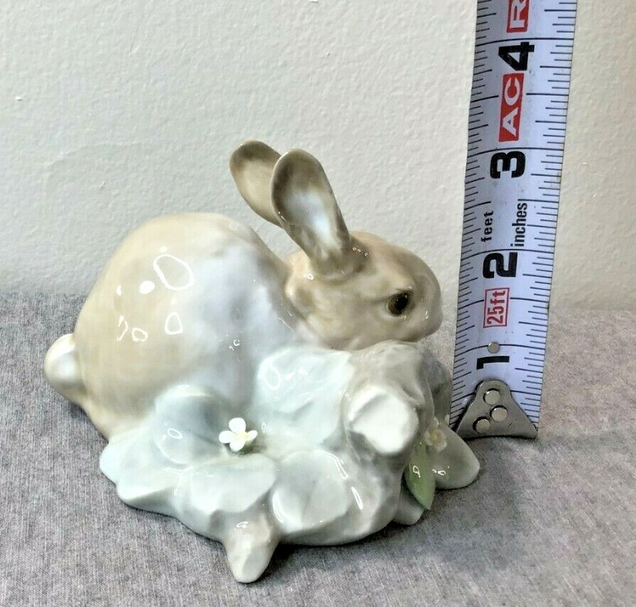 LLADRO 4772 – RABBIT EATING – RETIRED 1998 – DESIGNER FULGENCIO GARCIA
