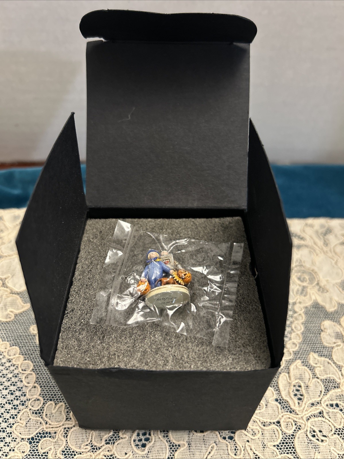 Goebel Miniatures Olszewski Limited Edition Trick or Treat 750 New with box