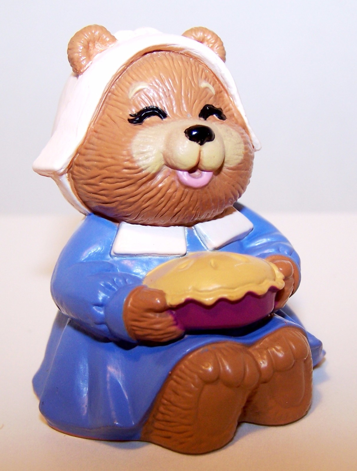 1989 Hallmark Thanksgiving Momma Bear with Pie NEW Merry Miniature QFM1582