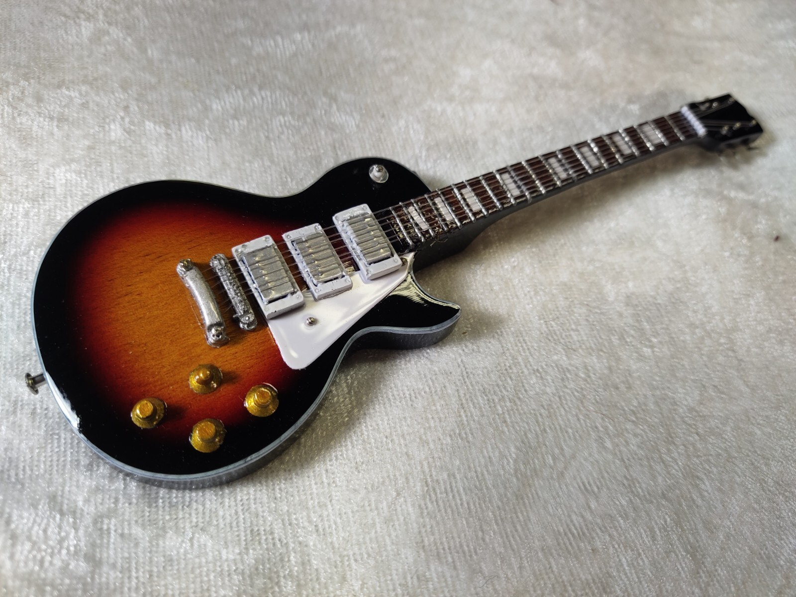 ACE FREHLEY 1:6 DOLL FIGURE 7″ REPLICA CUSTOM MINIATURE TRIBUTE SMOKER GUITAR