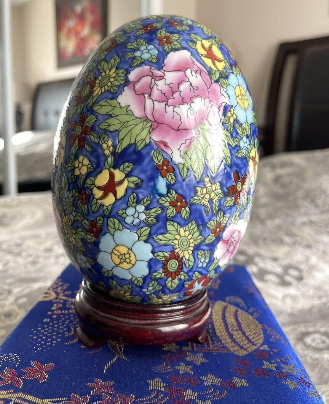 Vintage Yi Lin Arts & Treasures Of China Hand-painted Egg With Stand And Box