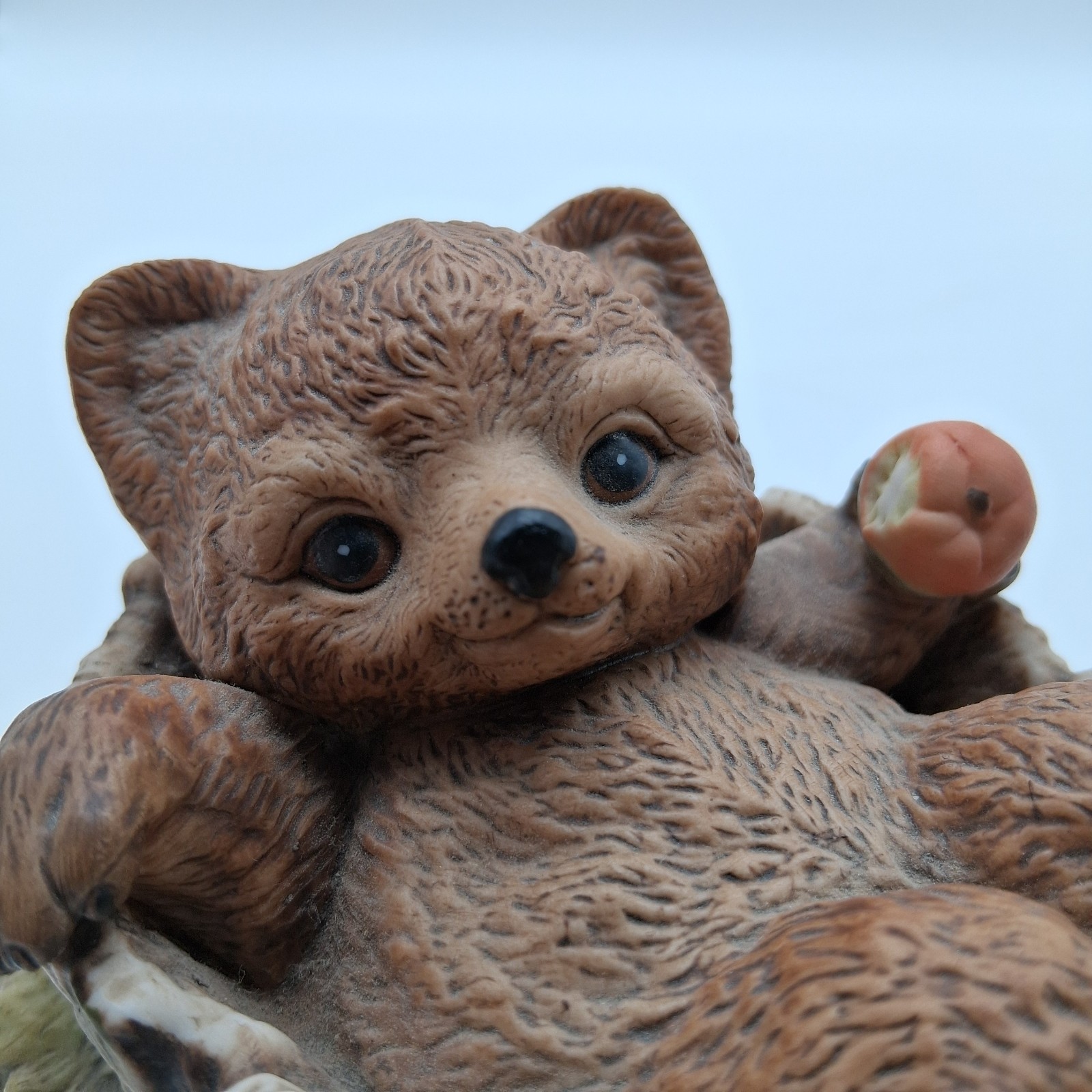 Vintage 1986 Homeco Masterpiece Porcelain Bear In Tree Eating Apple Figurine