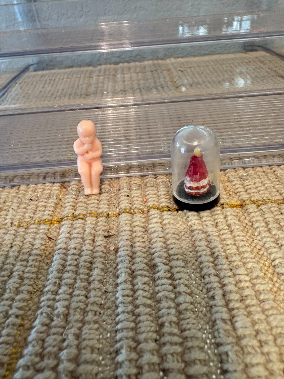 1 1/4″ Child in Sitting Position with Glass Dome