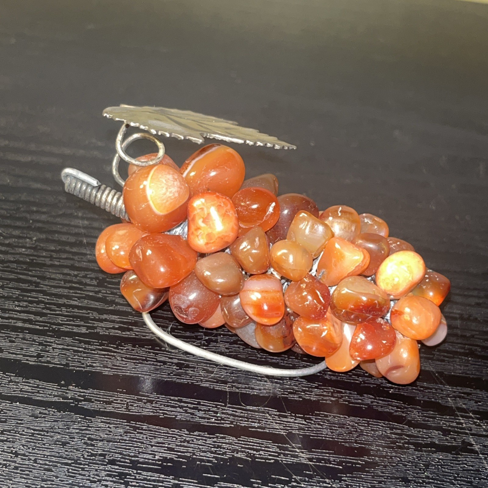 VTG Carnelian Agate Tumbled Stone Grape Cluster & Metal Leaf Fruit Figurine 3.5″