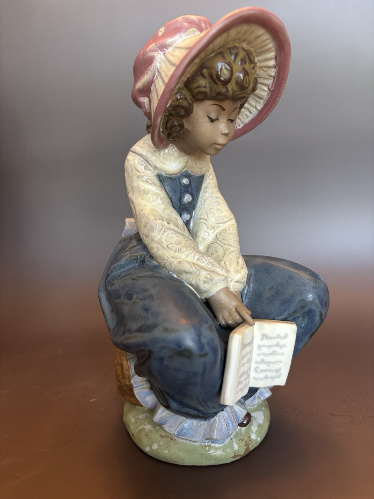 Lladro 2155 Cansadita “Dozing” Girl with Book 1985 Mint