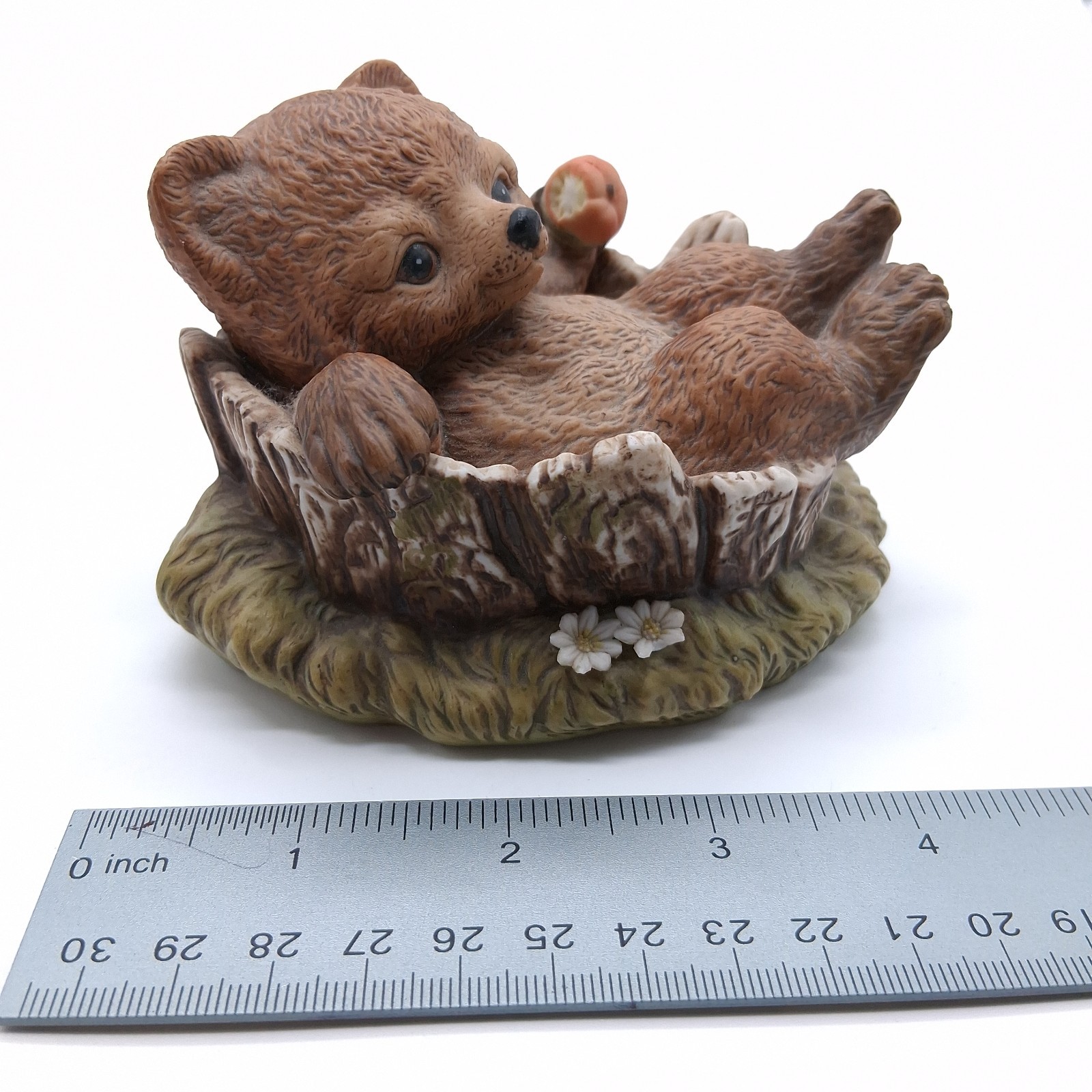 Vintage 1986 Homeco Masterpiece Porcelain Bear In Tree Eating Apple Figurine