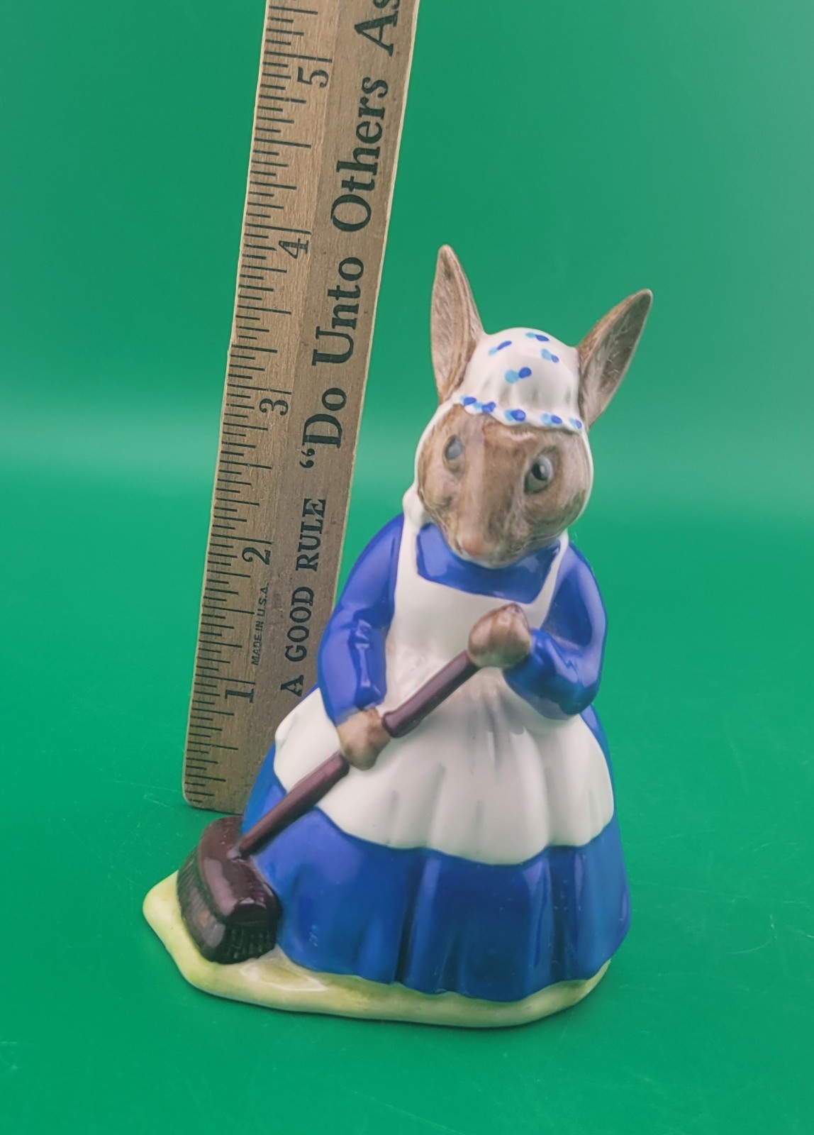 Vtg 1972 Royal Doulton Mrs. Bunnykins Clean Sweep Figurine DB6 England Unboxed