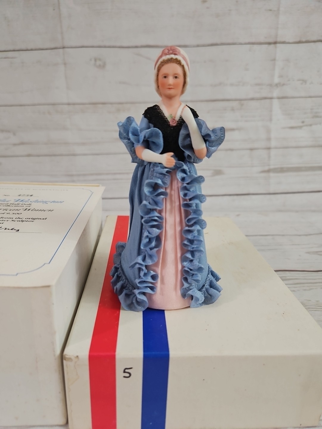 Great American Women 1st Lady Martha Washington US Historical Society Figurine