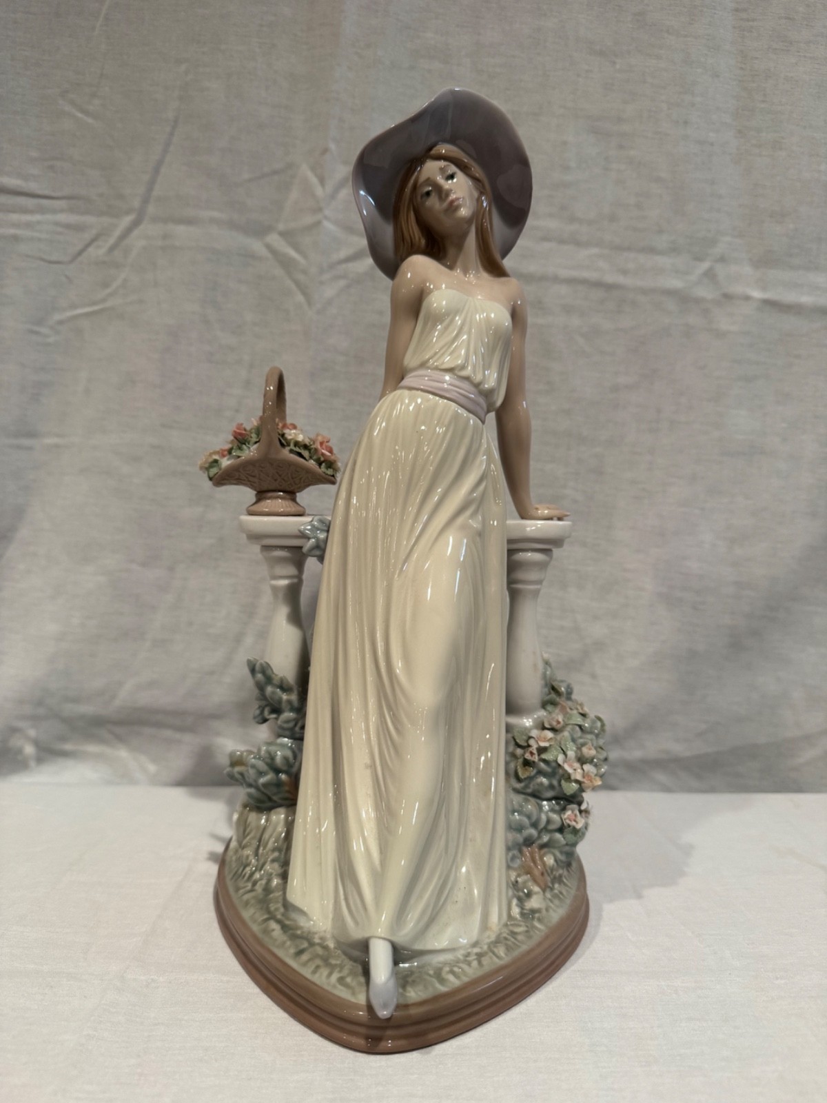 Lladró 5378 Time for Reflection Lady w Hat Basket Figurine Porcelain Spain EUC