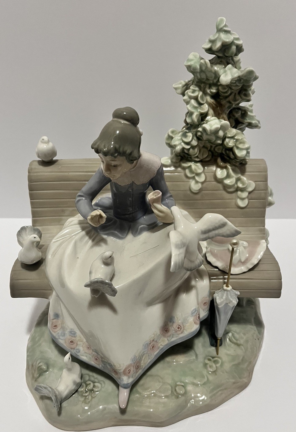 RARE SIGNED LLADRO Figurine Feeding the Pigeons – #5428 Large in Mint Condition