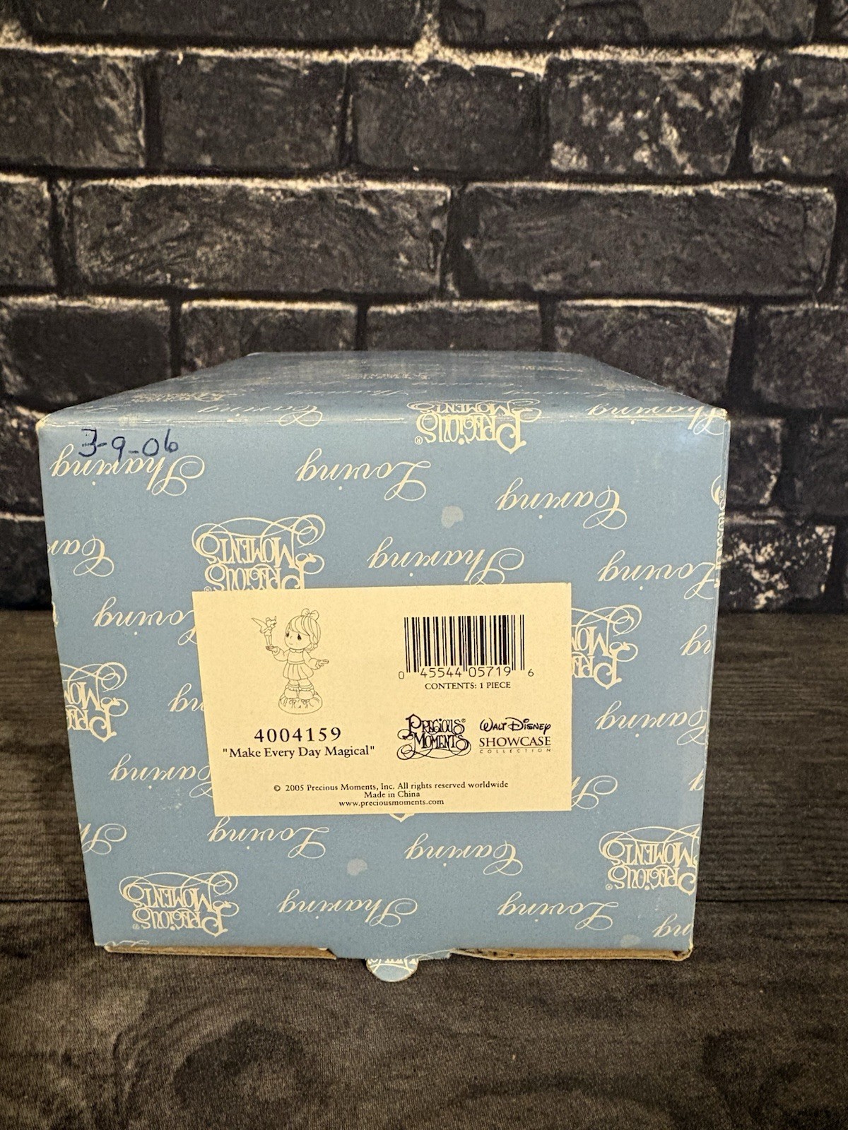 PRECIOUS MOMENTS DISNEY SHOWCASE 4004149 “MAKE EVERYDAY MAGICAL” 2005 PORCELAIN
