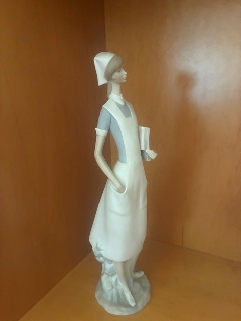 Lladro Nurse Matte Finish #4603 Salvador Furio Retired 1991 Spain Porcelain