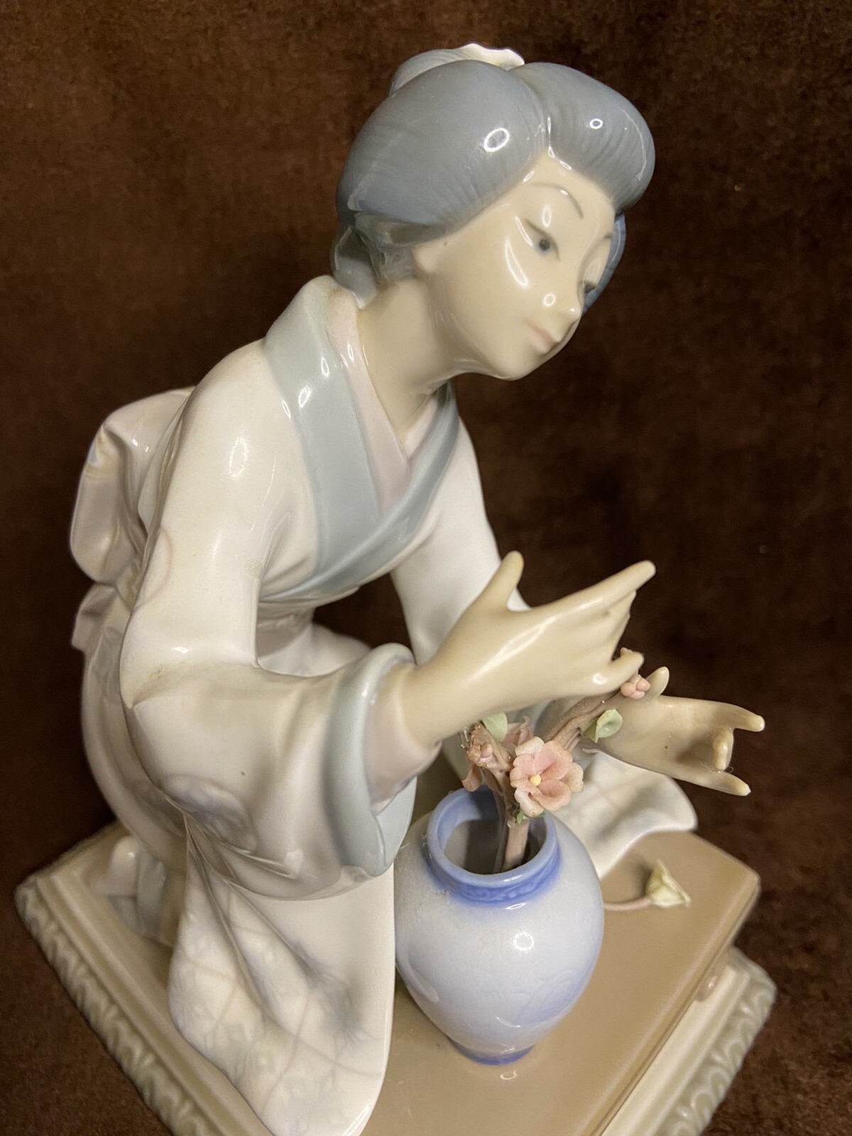 Lladro Porcelain Figurine Asian Flower Arranging Geisha