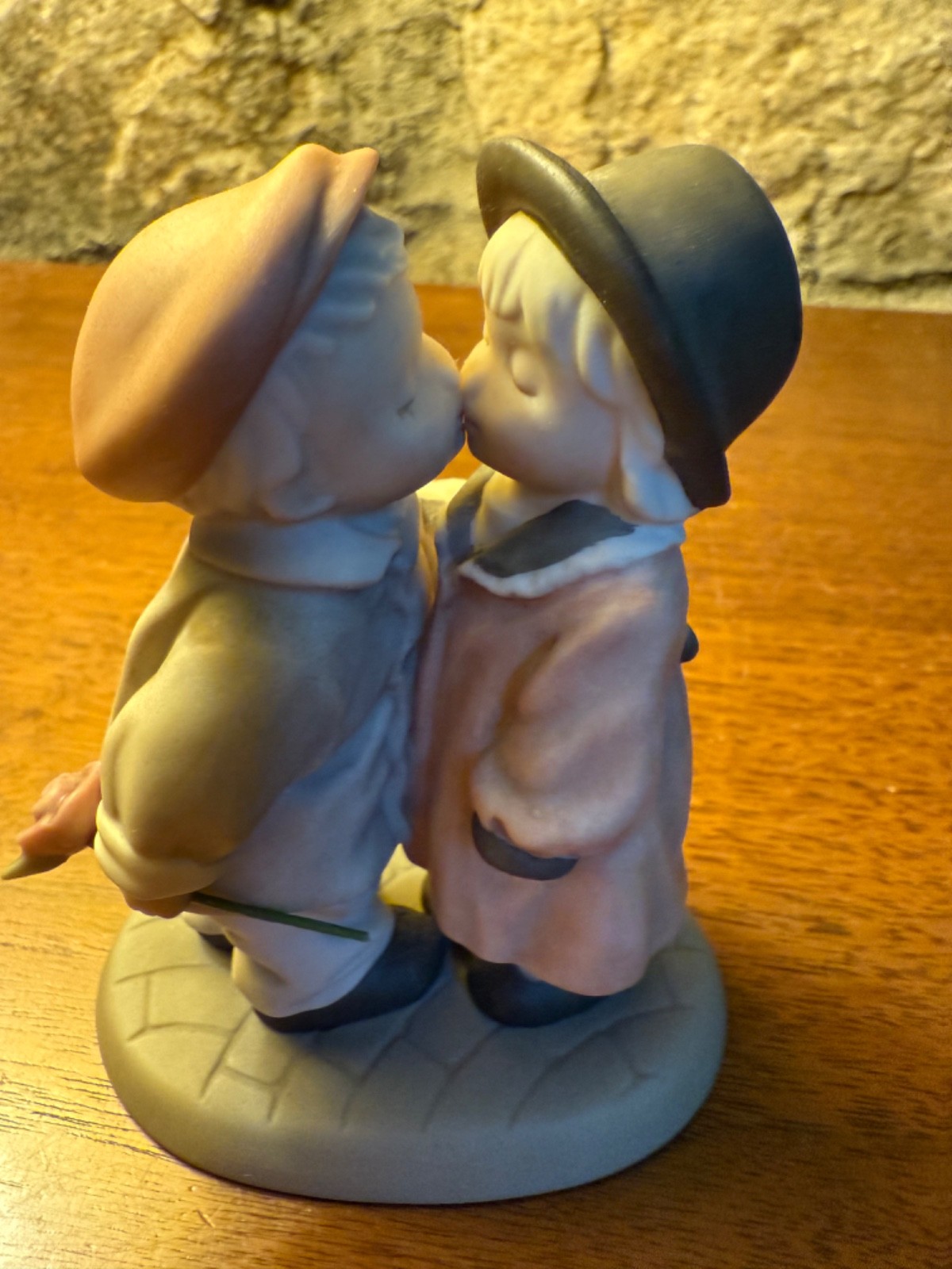 1997 Enesco Figurine #284432 “Love Sealed With a Kiss” ~ Adorable