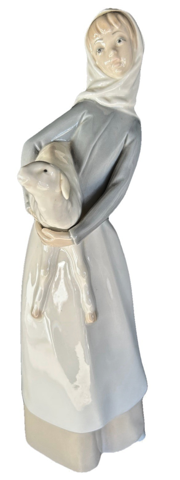 Vintage Lladro Figurine Girl with Lamb #4584 Retired 10 1/2″ tall in orig Box