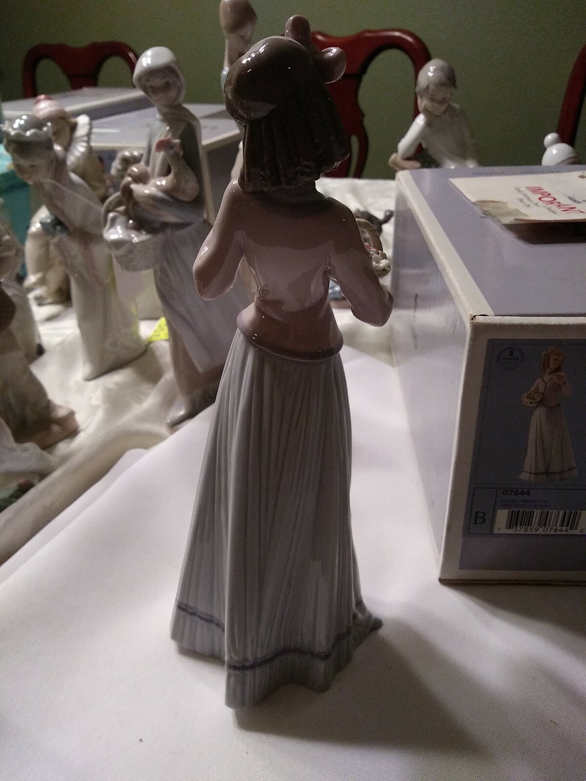 VIRTUOUS LLADRO #7644 ” INNOCENCE IN BLOOM ” WOMAN HOLDING FLOWERS-EXCELLENT Box