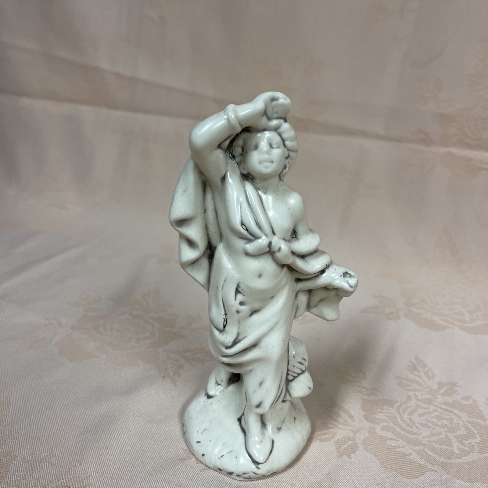 Atlantic mold Nativity 7 inch Villager in distress Ivory pearl glaze 1970’s PT19