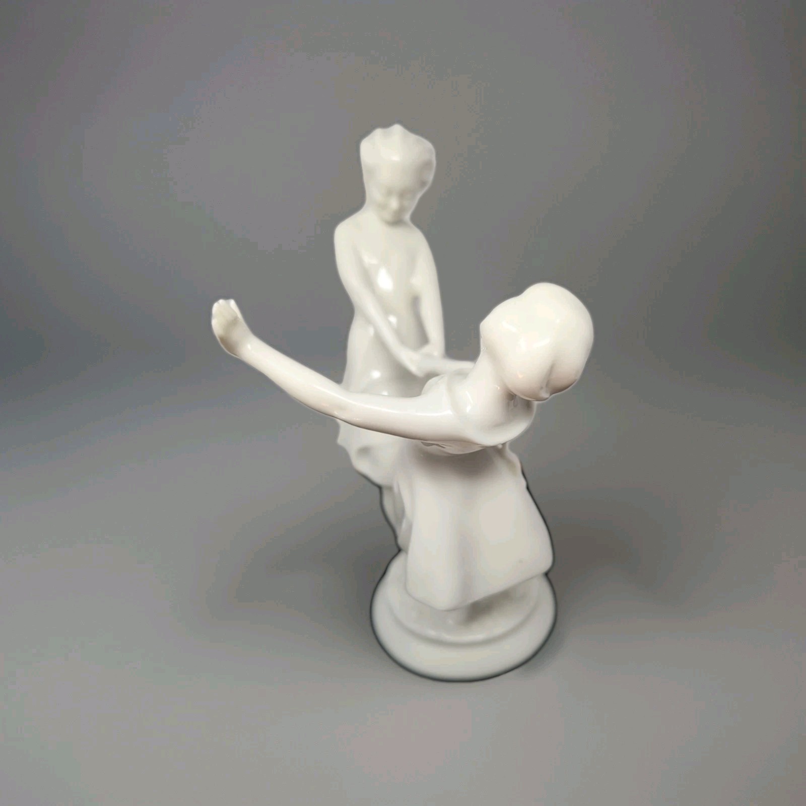 Hutschenreuther Selb DANCING GIRLS FIGURINE Kunstabteilung 1177/w Porcelain Mint