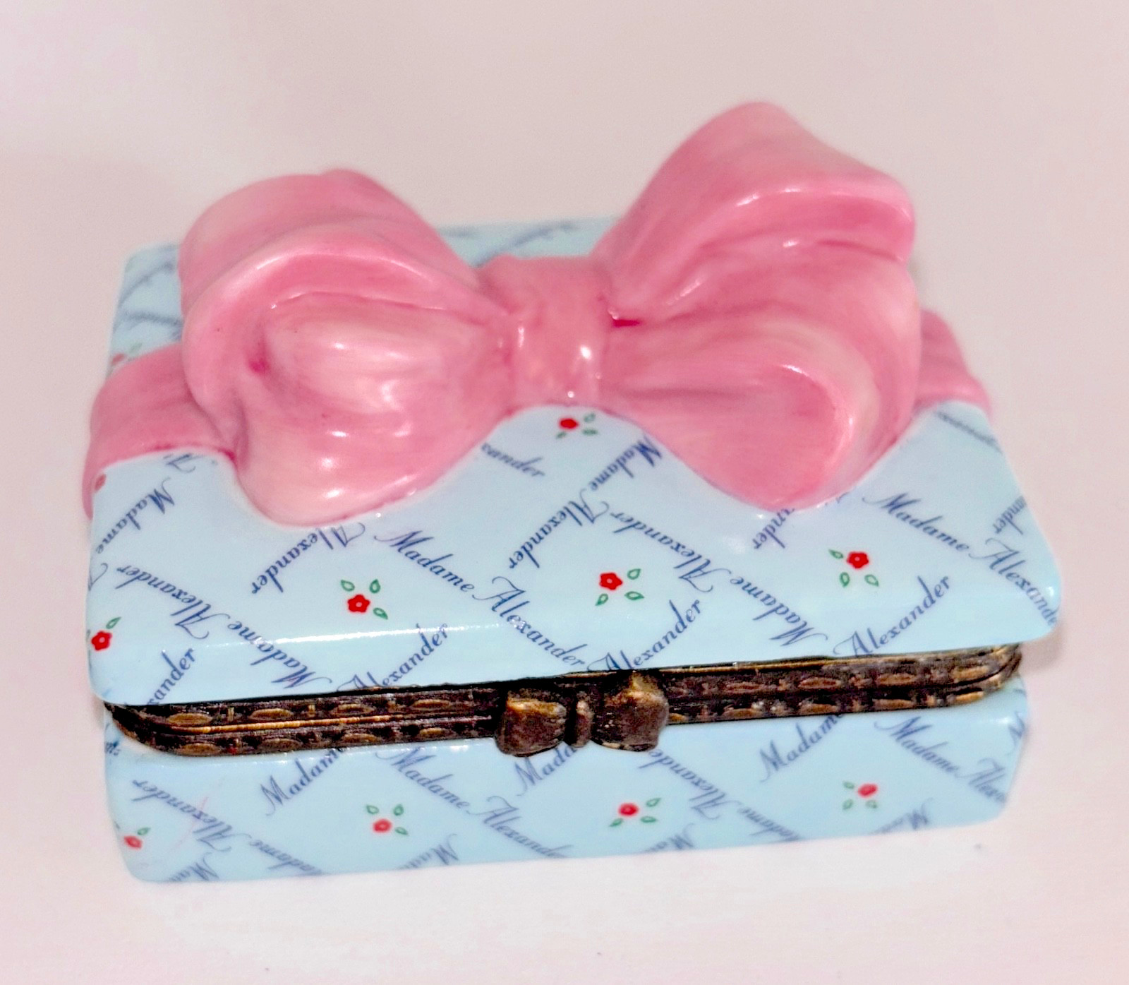Madame Alexander 1999 Porcelain Bow Trinket Box “Where Dreams Begin” Text