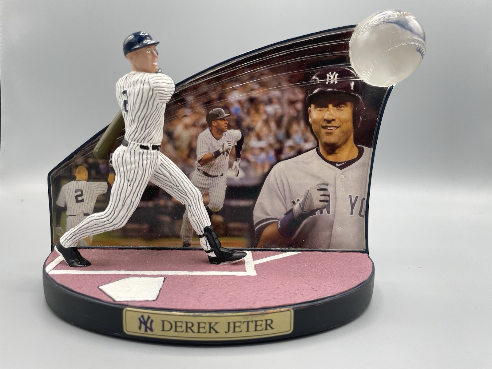 2020 Hamilton Collection Caught In The Action Derek Jeter Sculpture LE #0118 ***
