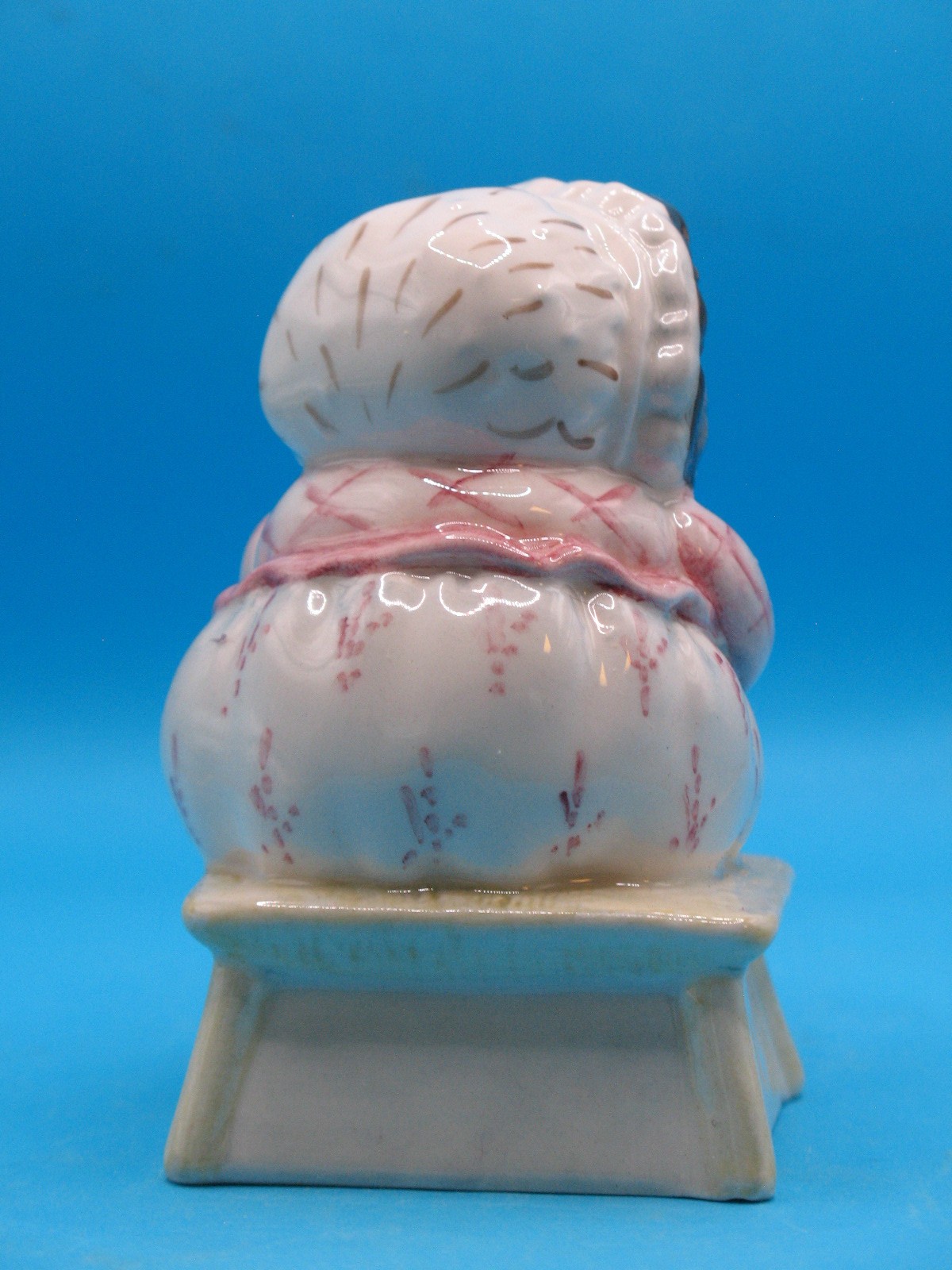 Vintage Mrs. Tiggy Winkle Takes Tea 1985 Beatrix Potter Figurine Beswick England