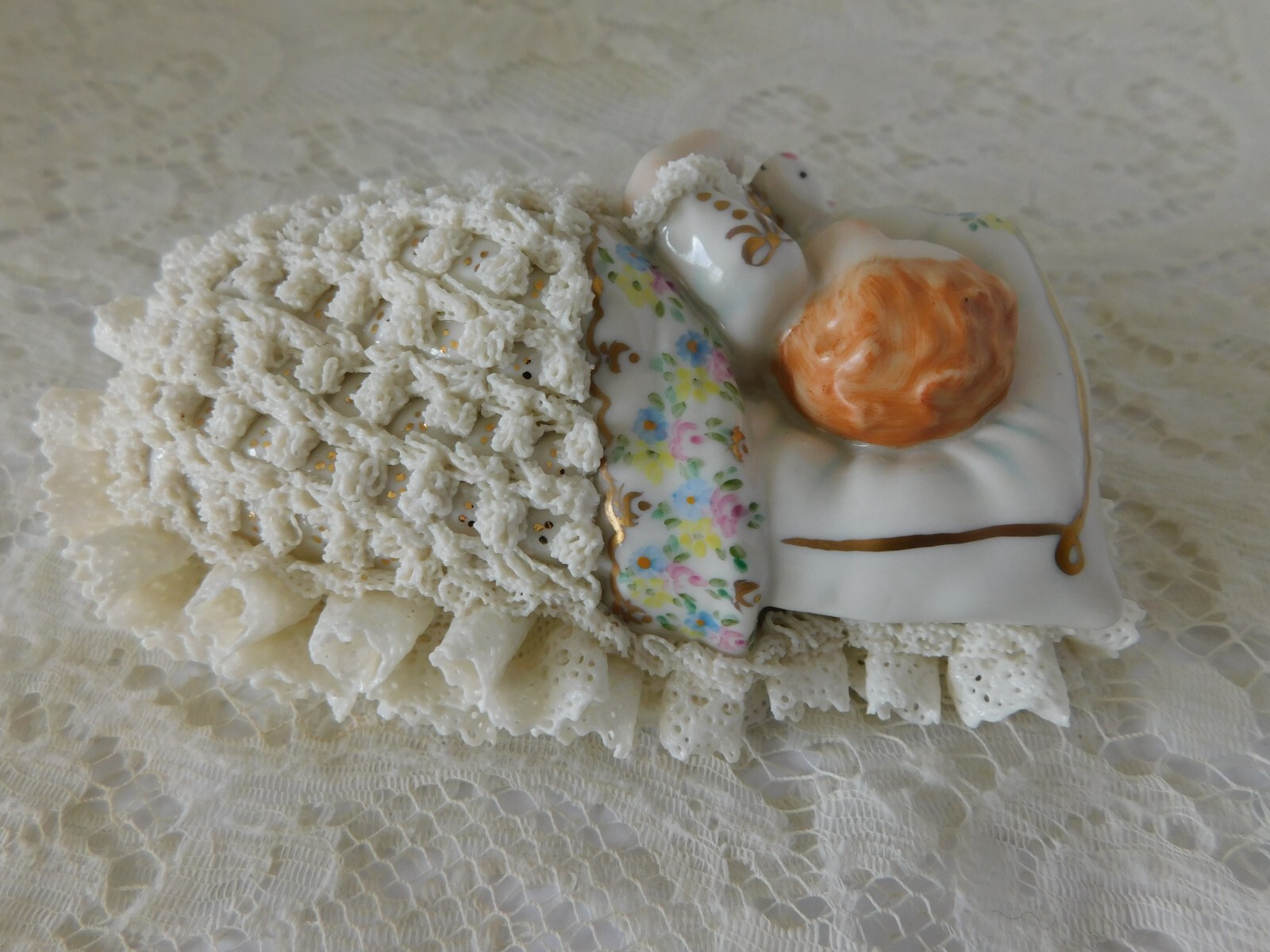 MULLER VOLKSTEDT IRISH DRESDEN FIGURE PORCELAIN LACE BABY CUDDLING BUNNY – MINT