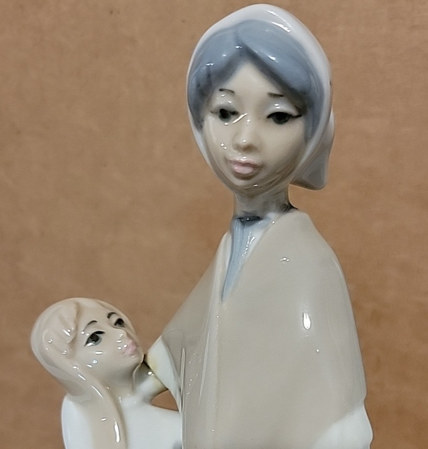 CasAdes Mother Daughter Porcelain Figurine Spain 9.75 inches Child Lladro style