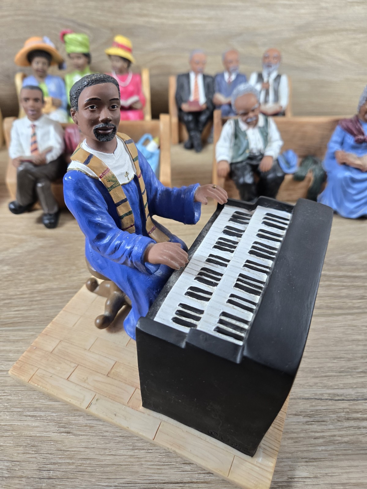 U.T.I Figurine African American Church Pew Lot Of 7 Figures. Family,Men, Ladies