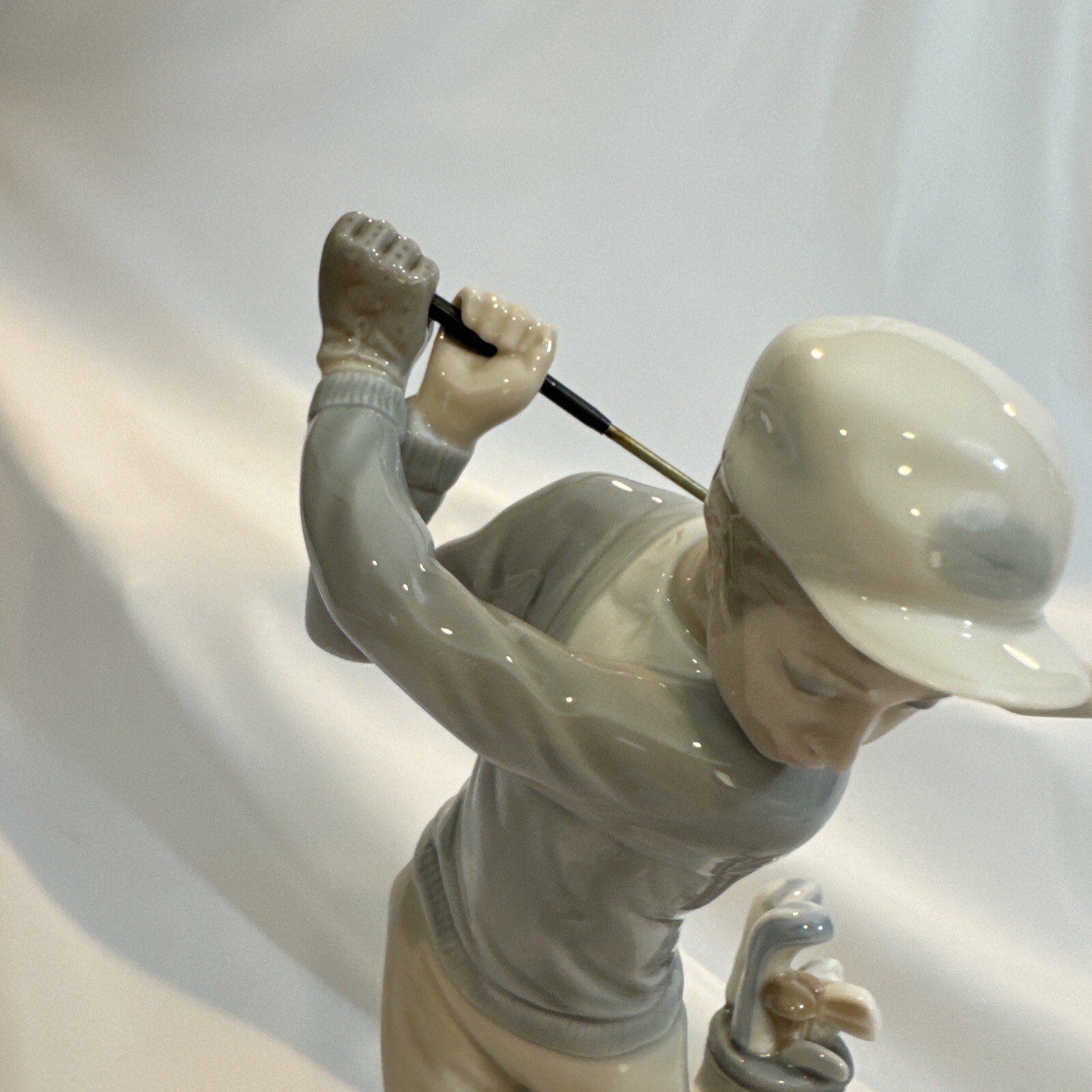 FINE LLADRO PORCELAIN FIGURE OF THE “GOLFER” 11 Inches Tall