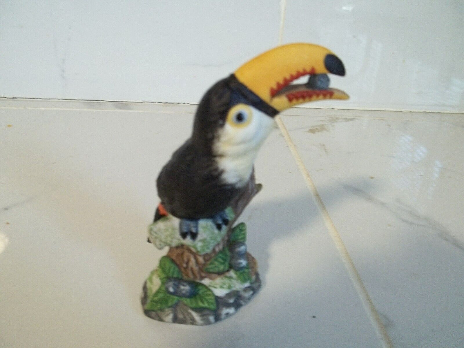 LA VIE Toucan Porcelain Bird Figure, Nicely Detailed and Painted