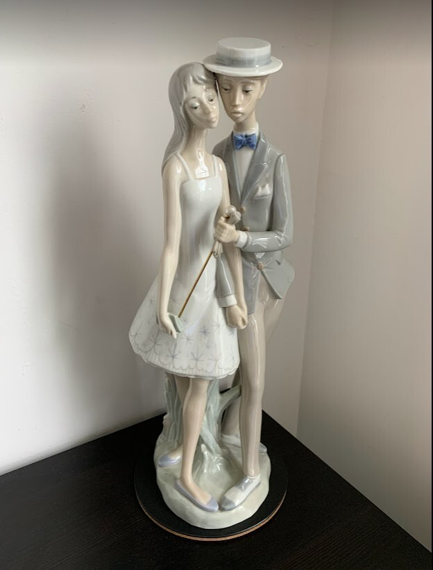 Lladro Figurine, Sweethearts, Couple in Love (4598) 15″ No Box