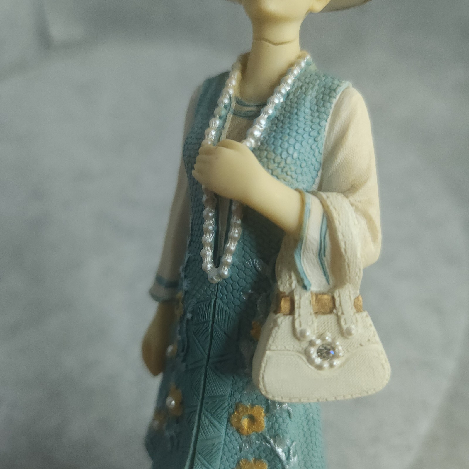 Lady Elizabeth of London Women of the World Figurine Resin Lady Hat Purse 5.75″