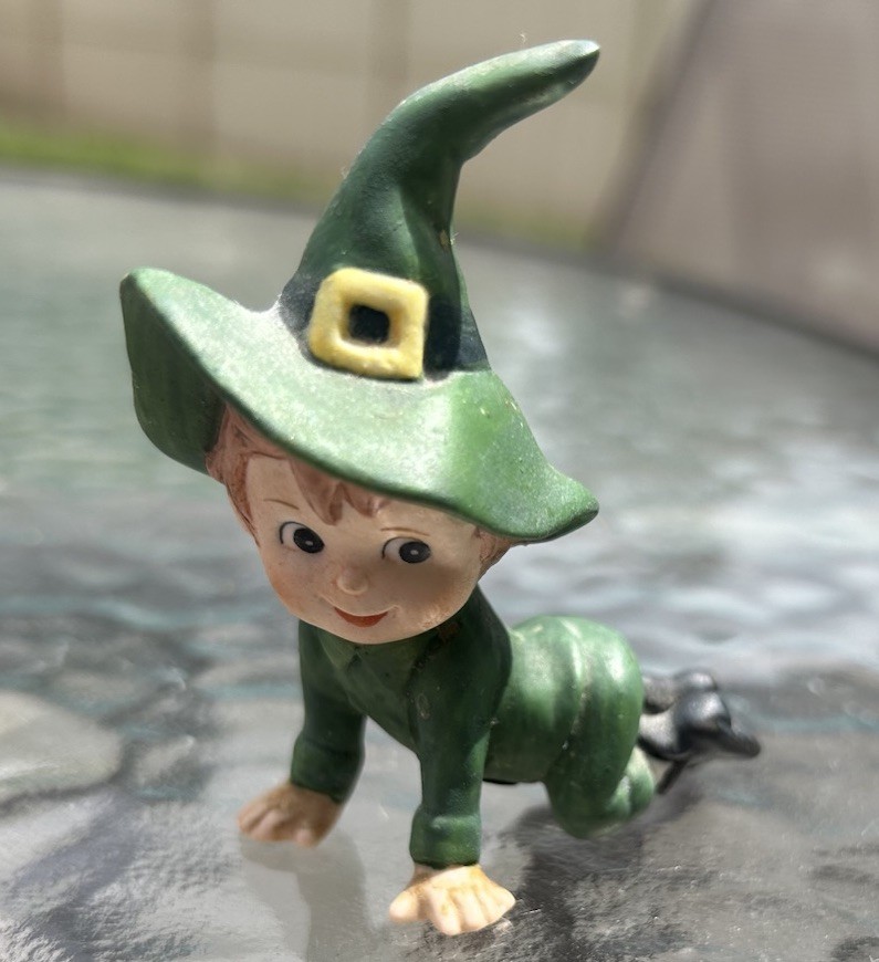 Vintage Lefton Irish Green Witch Hat Crawling Elf Pixie Ceramic Figurine L6 3″