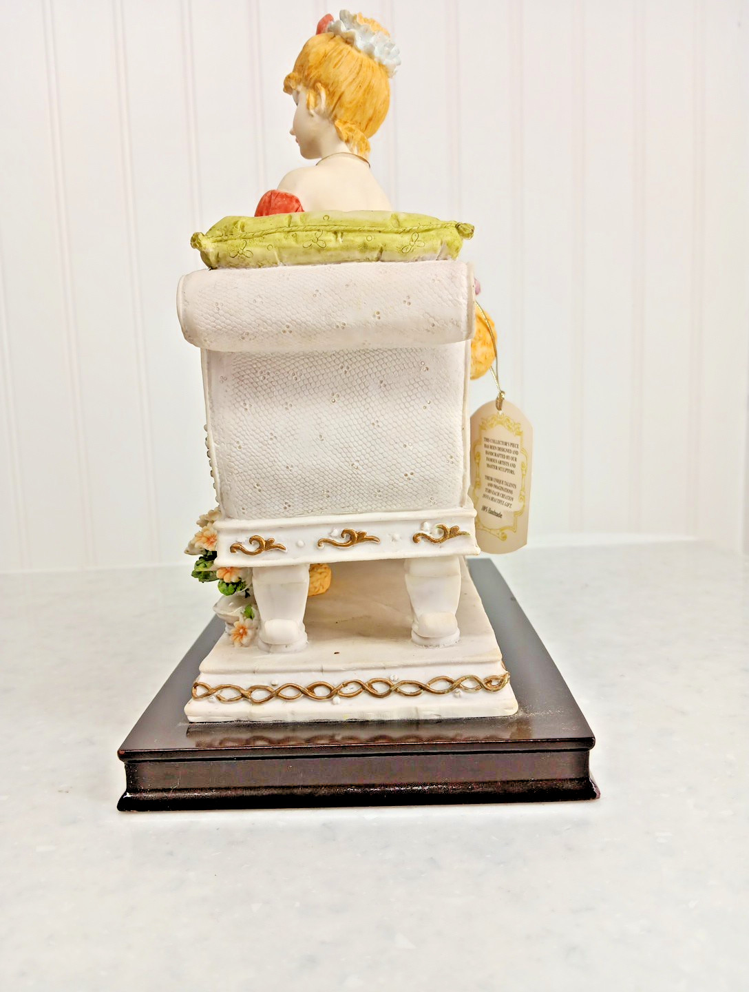 Giovanni Collection “Lady on Sofa” Figurine. Vintage 2003 9.5″ x 9″ Excellent