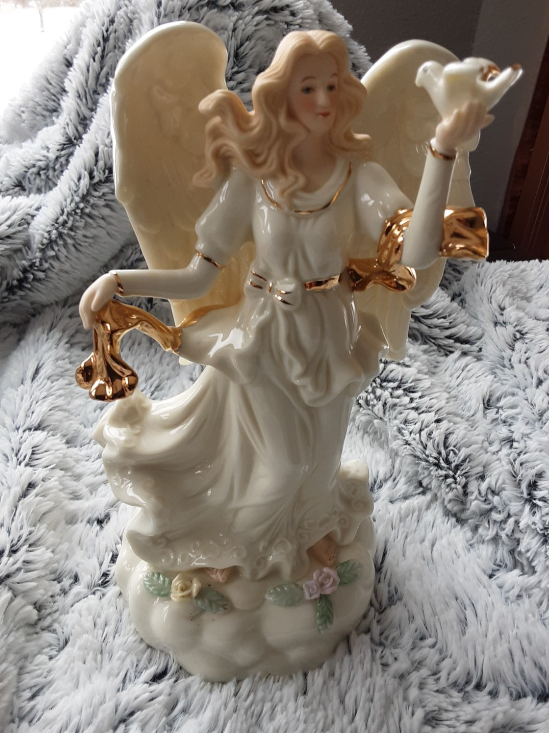 Sankyo Christmas Angel Porcelain Music Statue “HARK THE HERALD ANGELS SING”