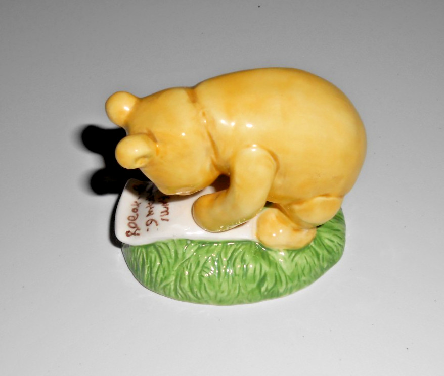 Charpente Classic Disney Winnie the Pooh – Writing Figurine – Glossy Finish