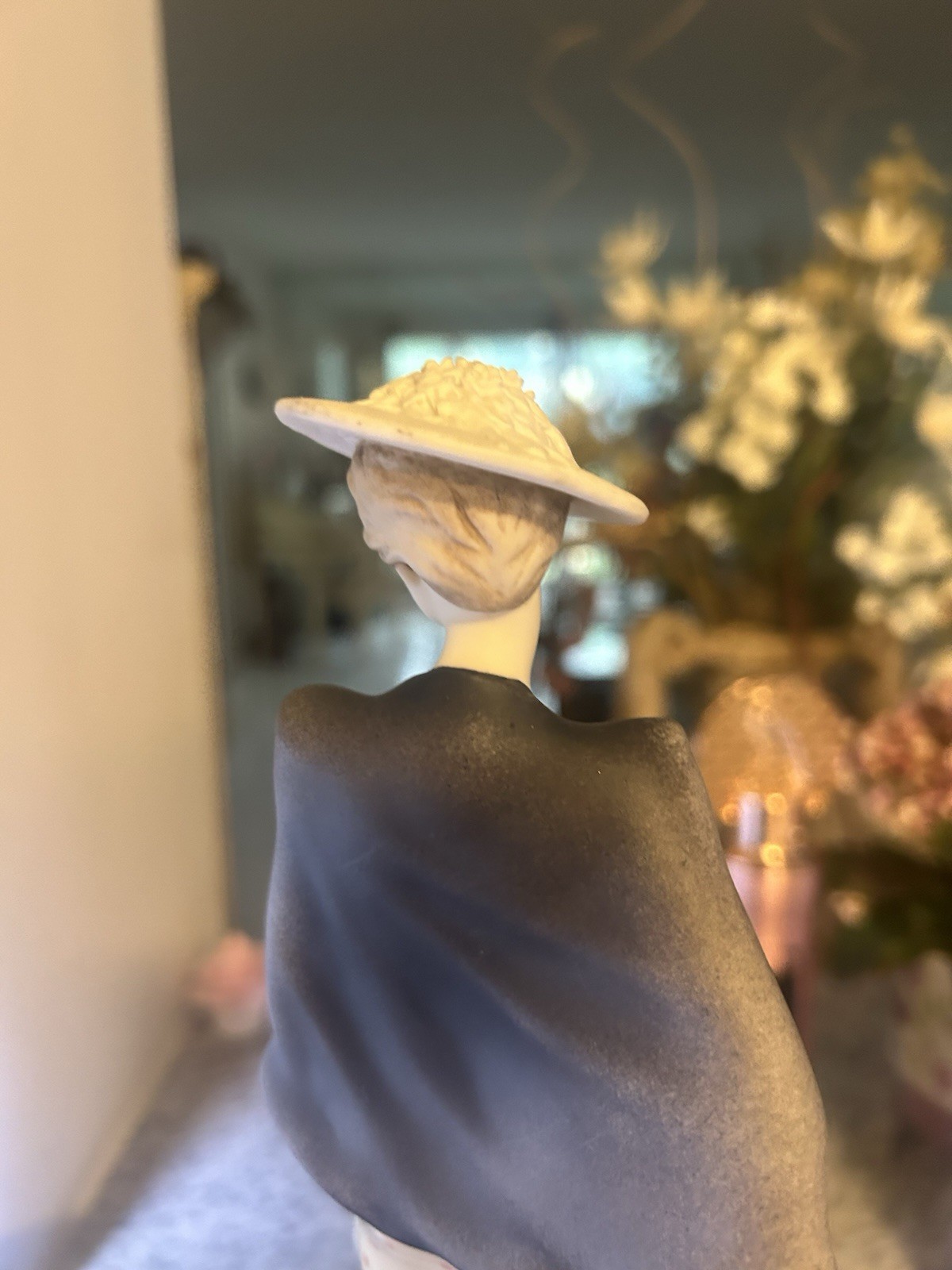 Giuseppe Armani “Lady with Cloak” Porcelain Figurine Collectible