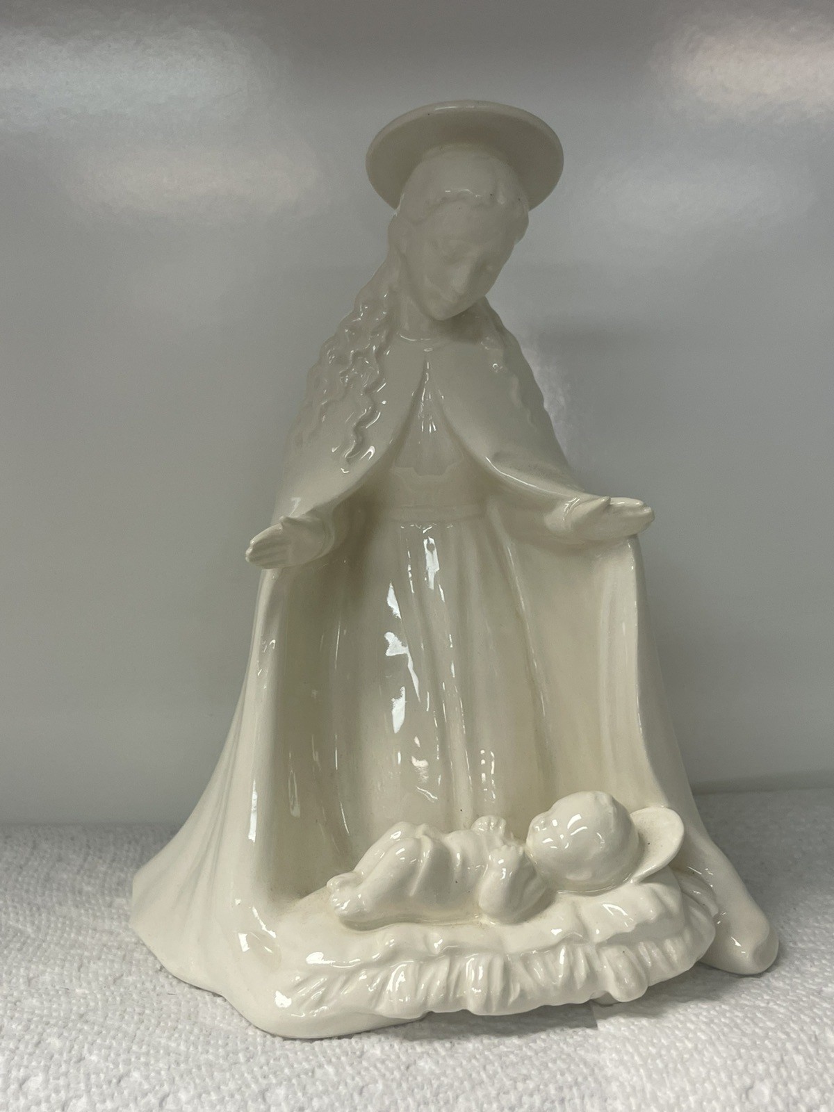 M.I. Hummel Madonna W/Child Rare White 1 piece Full Bee TMK2 100% MINT
