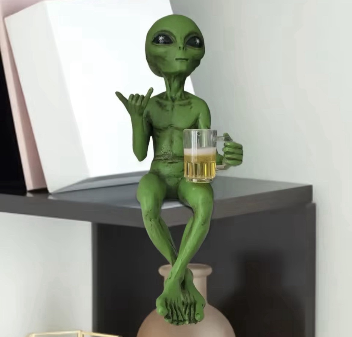 Alien Statue Drinking Beer Alien Sculpture Resin Craft Novelty Funny Decoration