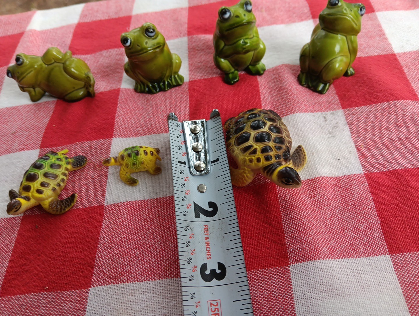 VINTAGE LOT OF MINI FIGURINES HONG KONG PLASTIC TURTLES & FROGS