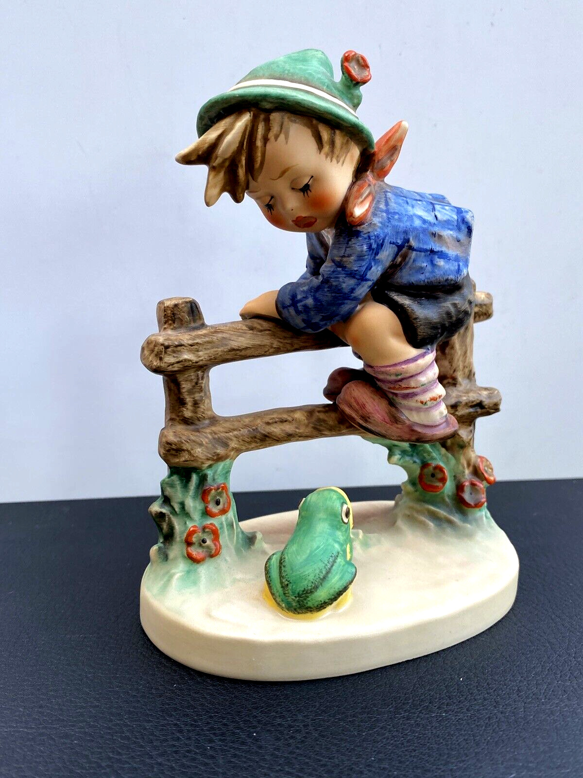 Hummel Goebel Figurine ”Retreat to Safety” 201/1 ..5.75 in” Tall