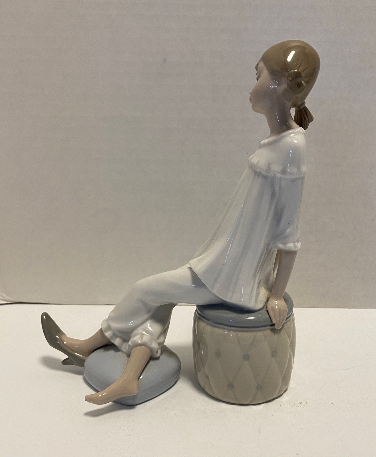 Lladro Porcelain Girl with Mother’s Shoe Figurine 1084 Heels Sitting on Ottoman