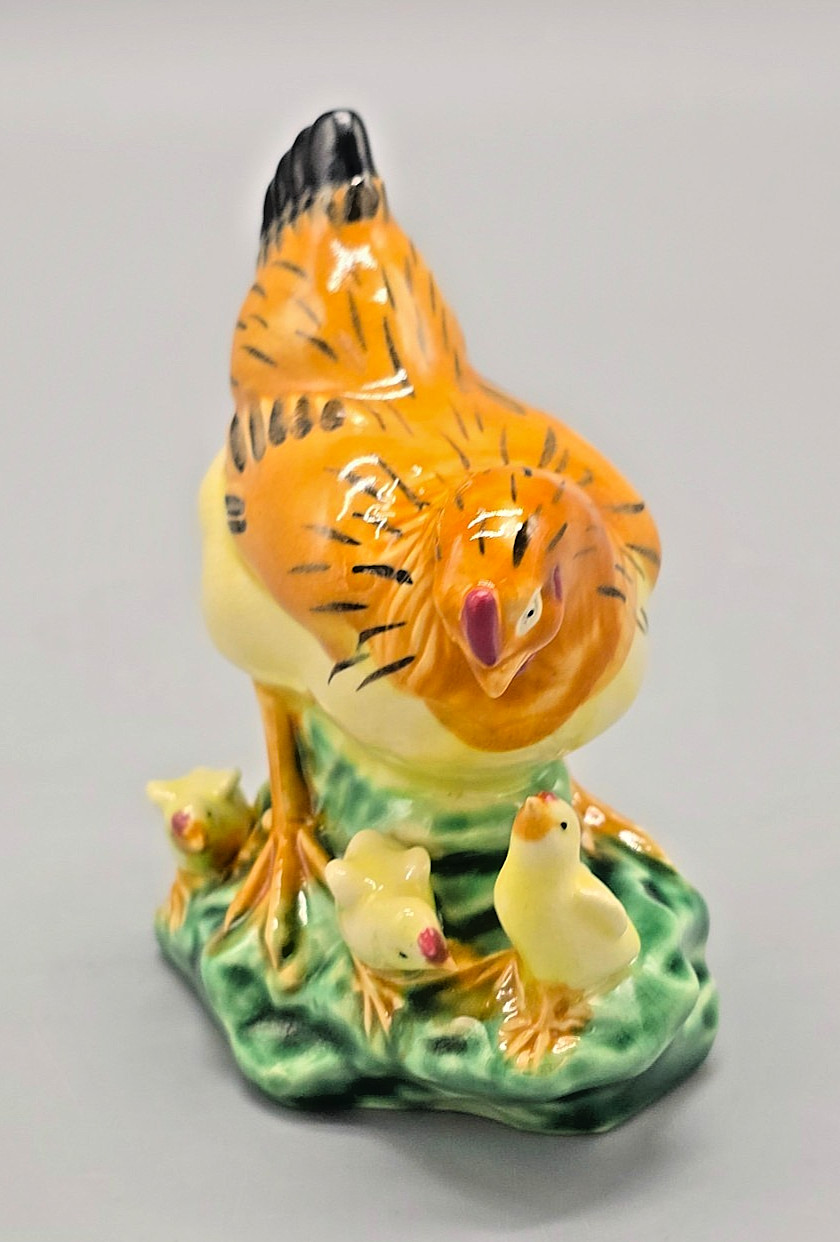 Vintage CERAMIC MOTHER HEN w/HER 3 BABY CHICKS FIGURINE, China undated