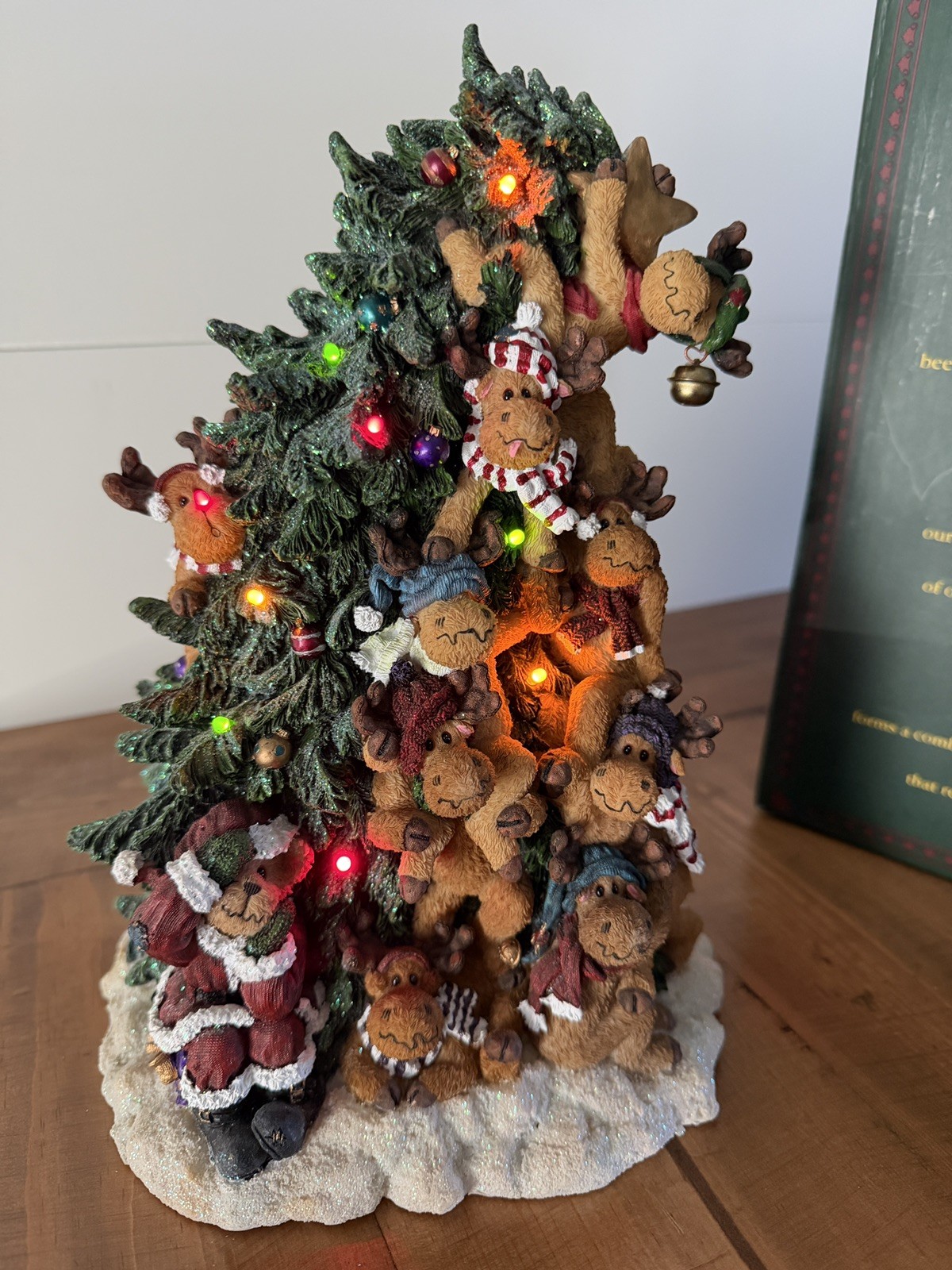 Boyds Bears Poor Ol’ Santa & The Not Quite Helpful Reindeer Lighted Tree w/box