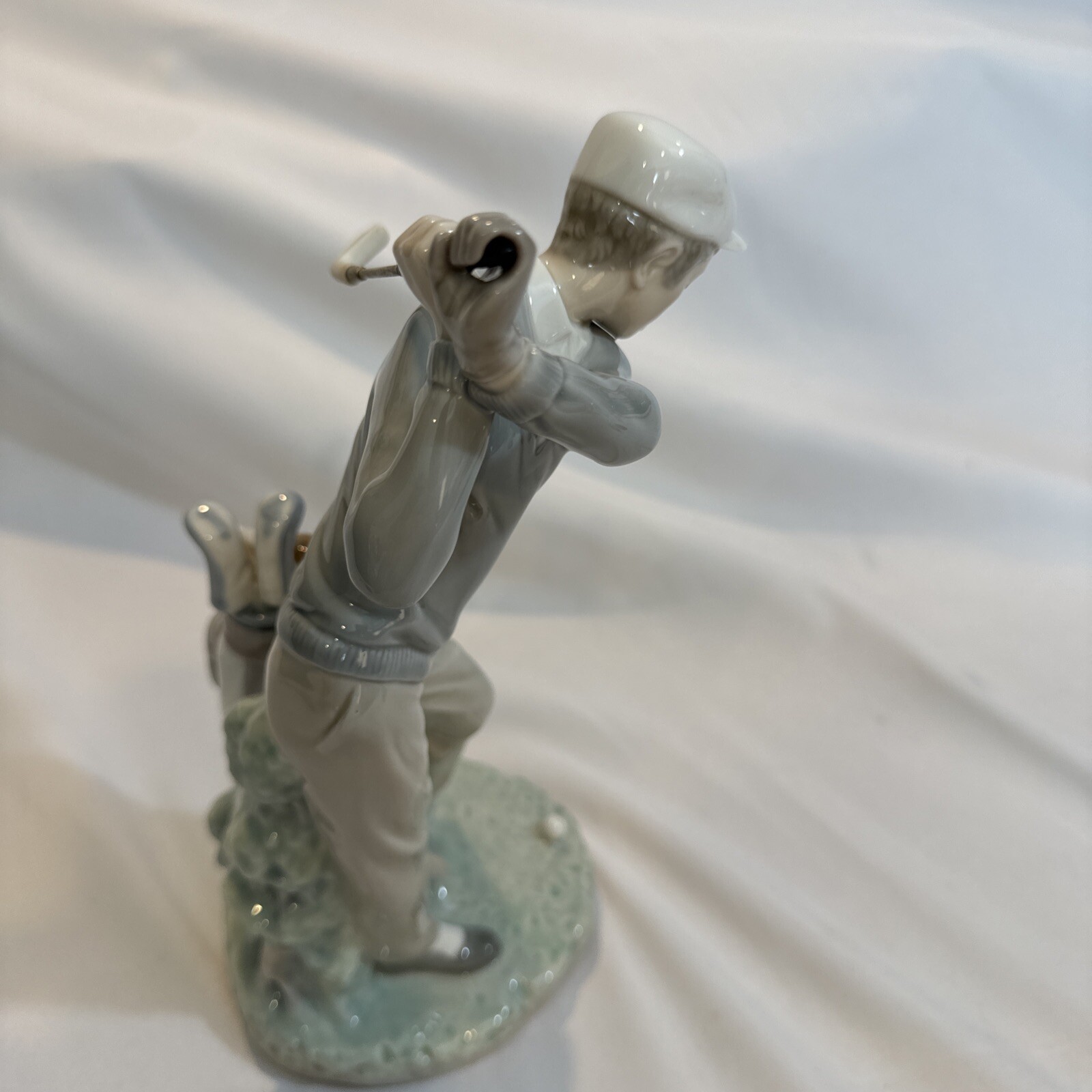 FINE LLADRO PORCELAIN FIGURE OF THE “GOLFER” 11 Inches Tall