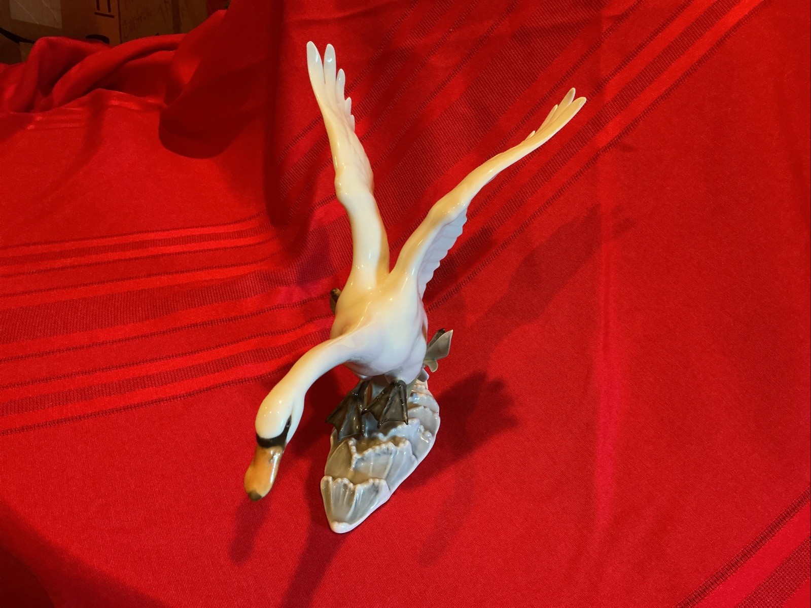 HUTSCHENREUTHER SELB “SWAN IN FLIGHT” MADE IN GERMANY NO CHIPS NO CRACKS.
