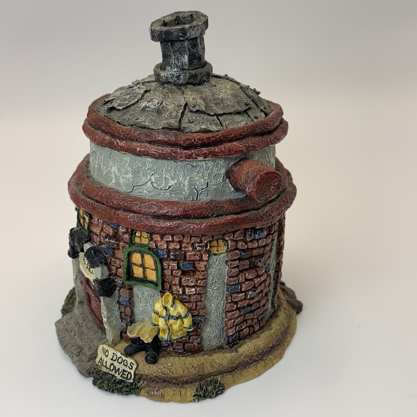 2001 Boyds Collection Route 33 1/3 Roadside Americana w/ A Smile Hero Fire House