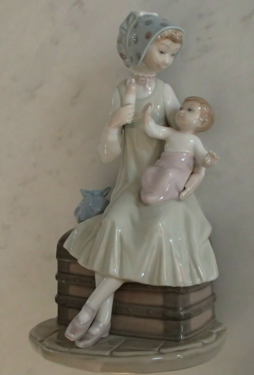 Lladro 5140 “Feeding Her Baby” Mother feeding her son or daughter – MWOB, RV$260