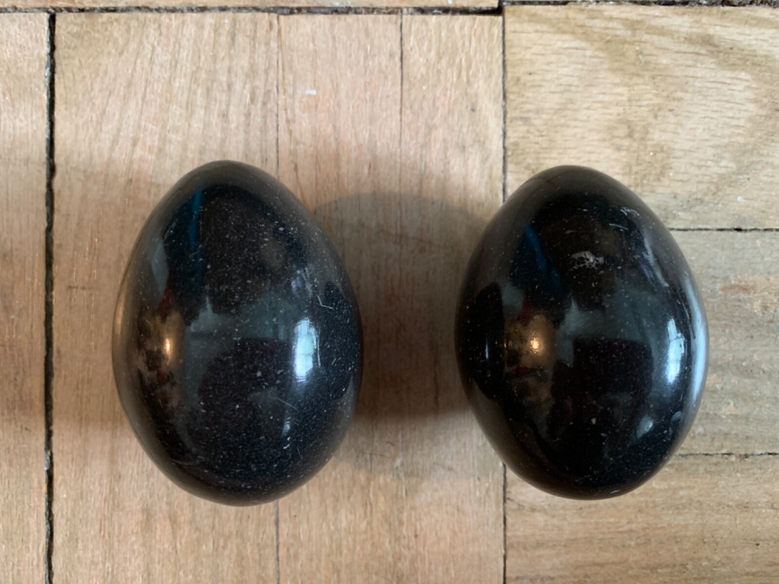 2 Vintage Alabaster Marble ca.3″ Eggs Black 9.0/9.4oz