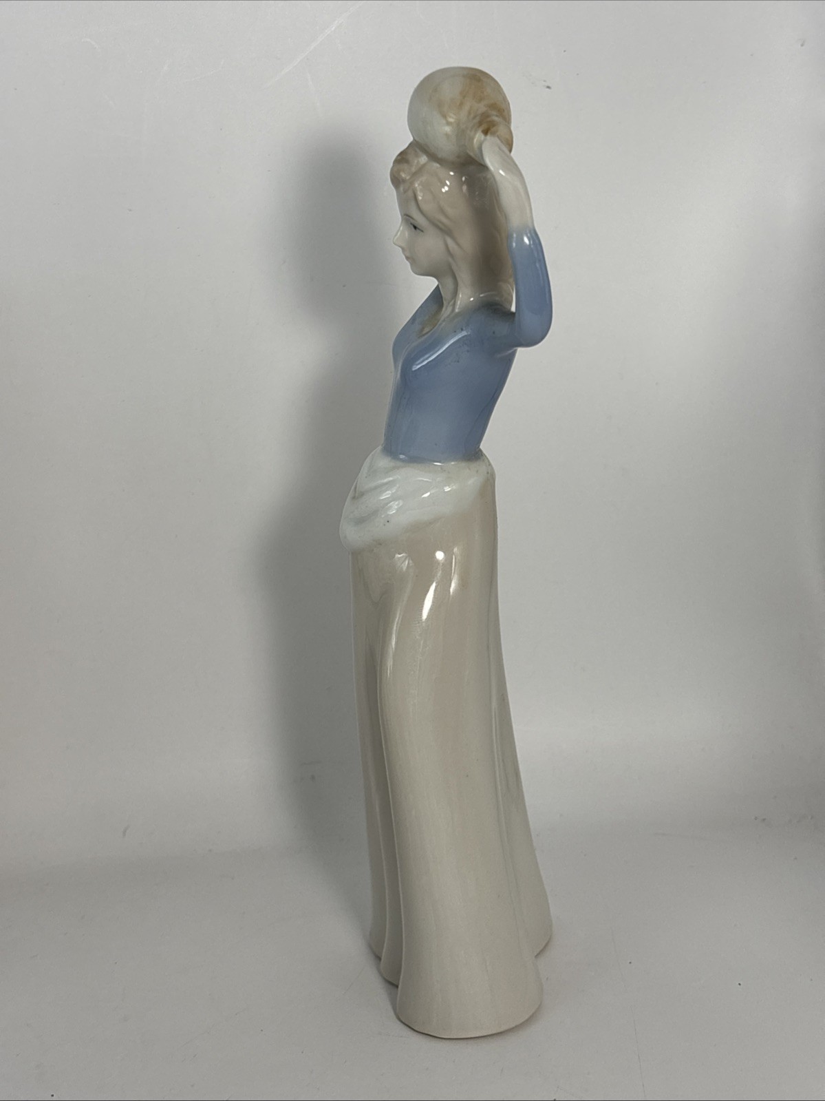 IMCOR Porcelain Peasant Girl Carrying Jug 8.5 “Tall LLADRO STYLE Excellent
